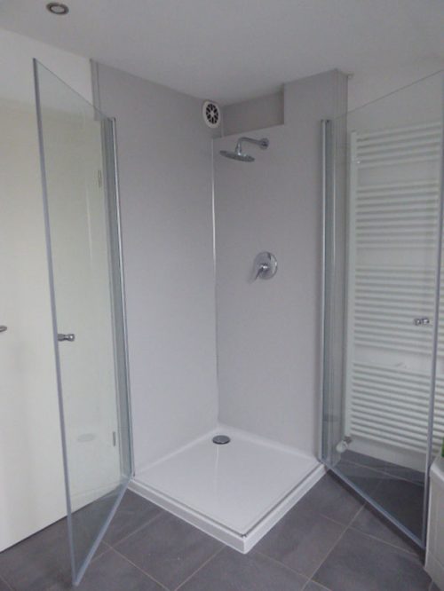 Nachher Bild Duschkabine Fliesen überdeckt mit Rückwandsystem