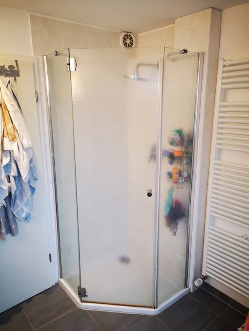 Vorher Bild Duschkabine mit alten Fliesen