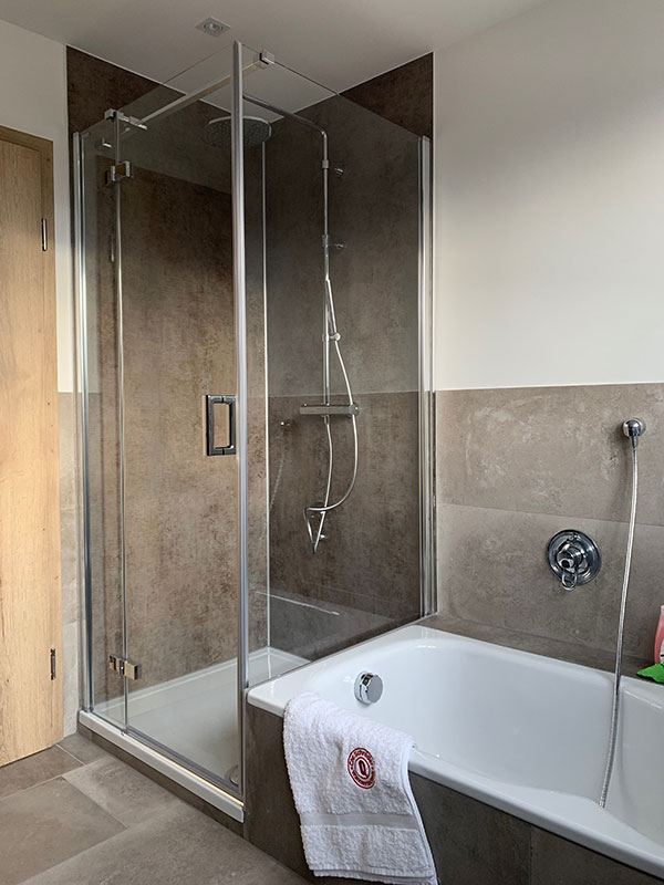 Rückwandsystem Beispiel anhand Duschkabine