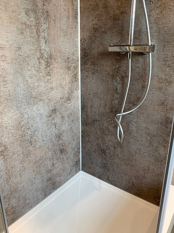 Rückwandsystem Beispiel anhand einer Duschkabine Nahaufnahme